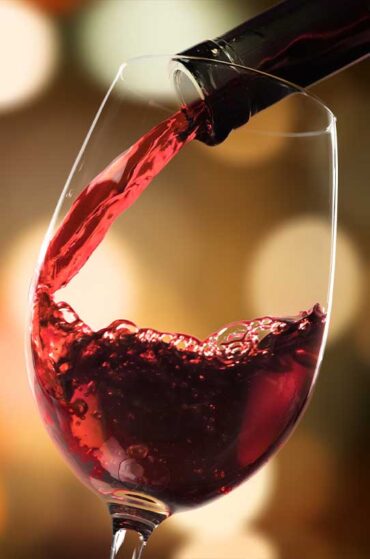 Rotwein wird im italienischen Restaurant Marci eingeschenkt
